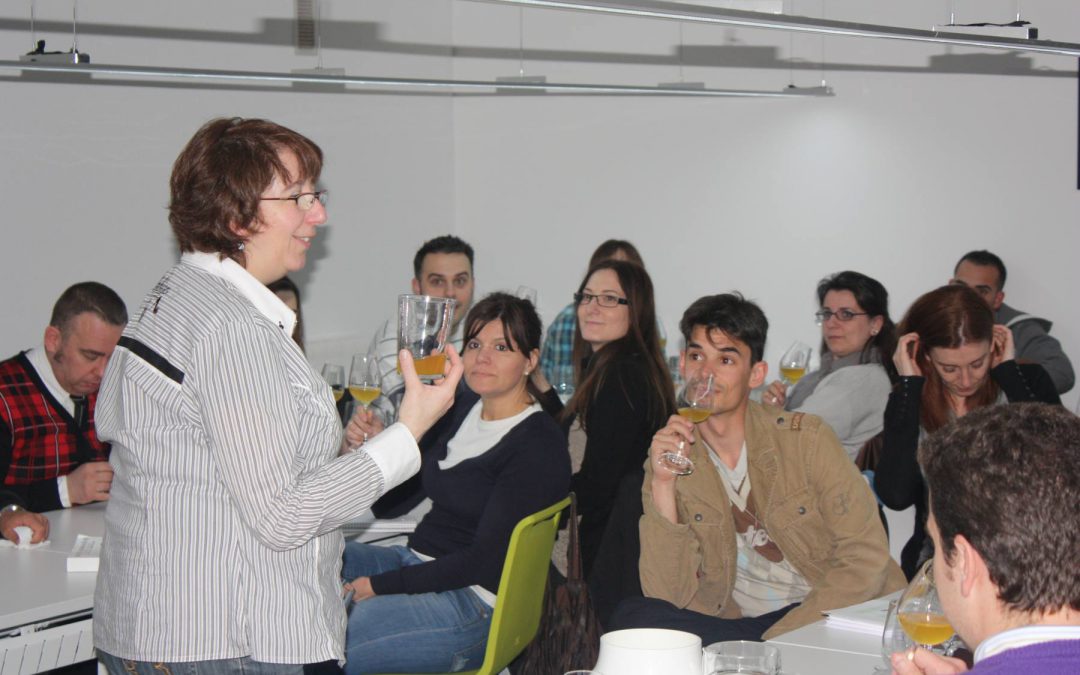 Cata de sagardoa en la Escuela Internacional de Cocina de Valladolid.