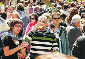 Muchos participantes en el Sagardo Eguna más tardío.