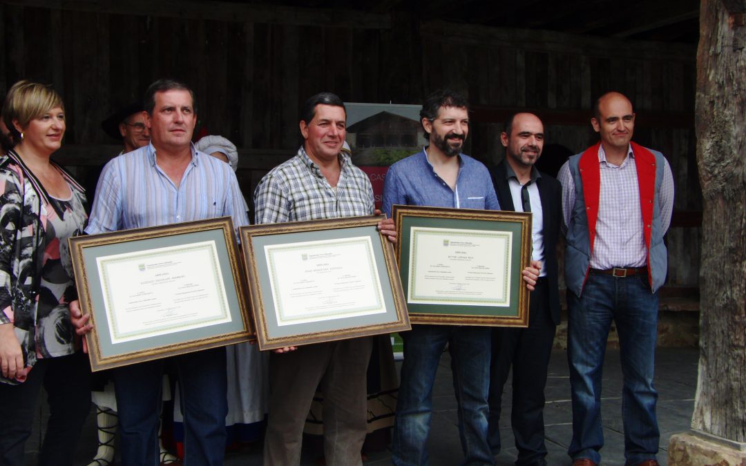 Entrega de diplomas a los ganadores del XI Concurso de Sidra.