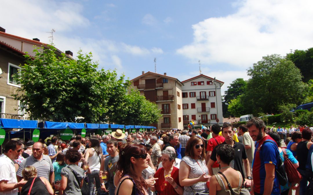 Mucha gente en el Sagardo Eguna de Astigarraga el día de Santa Ana.