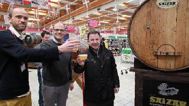 Martin Berasategui inauguró el txotx en el Centro Comercial Urbil.