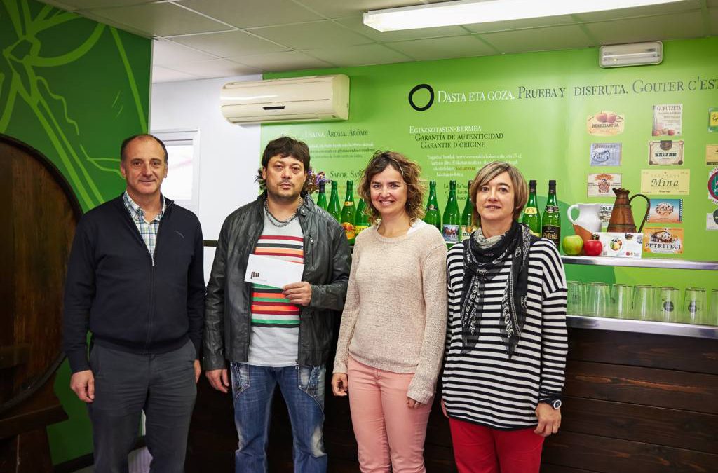 Eduardo Perez del Olmo, ganador del concurso de fotos «Ovejas en los pastos y manzanos en flor».