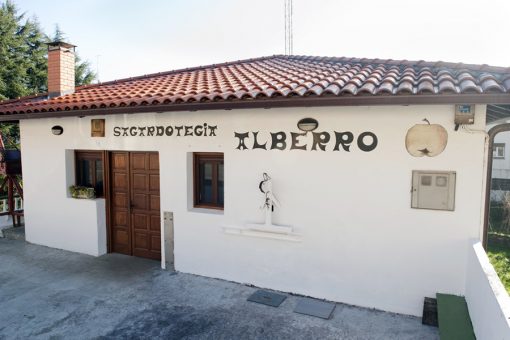 Sagardoaren Lurraldeako ALBERRO Hernaniko sagardotegia
