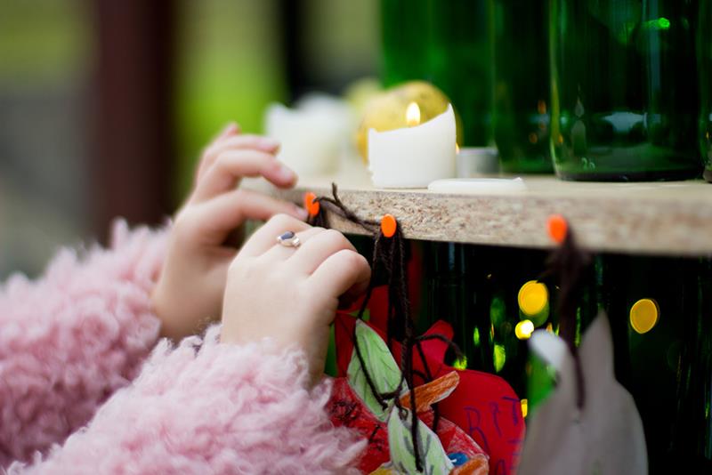 Decoración del pino de navidad de Sagardoetxea con manzanas y velas