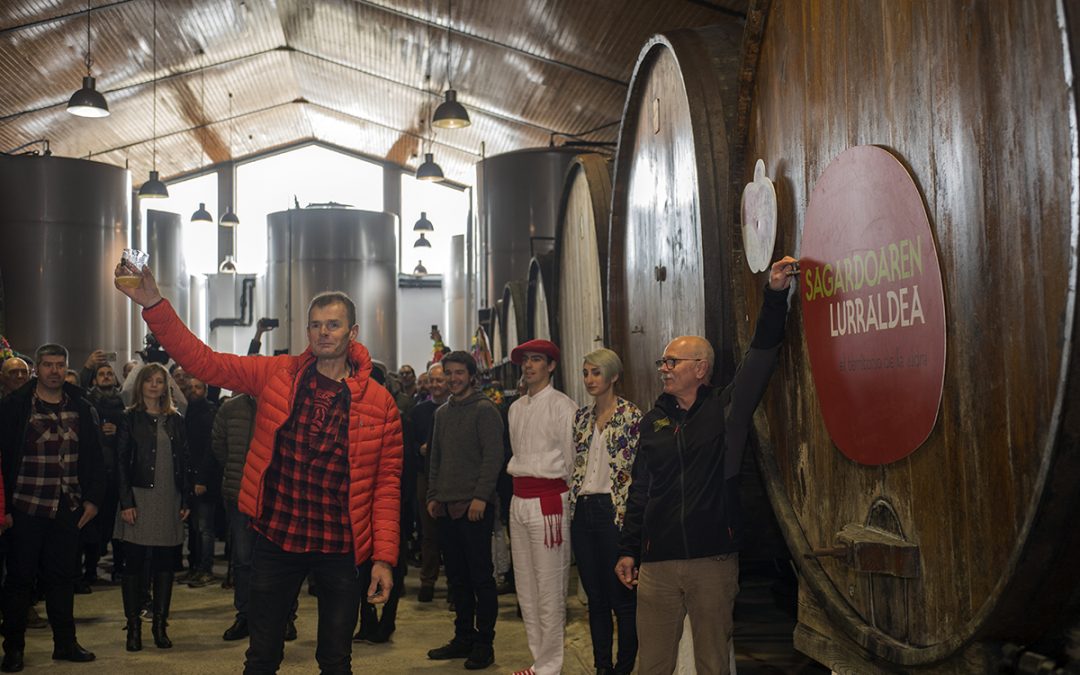 Alberto Iñurrategi ha inaugurado la temporada del txotx 2018