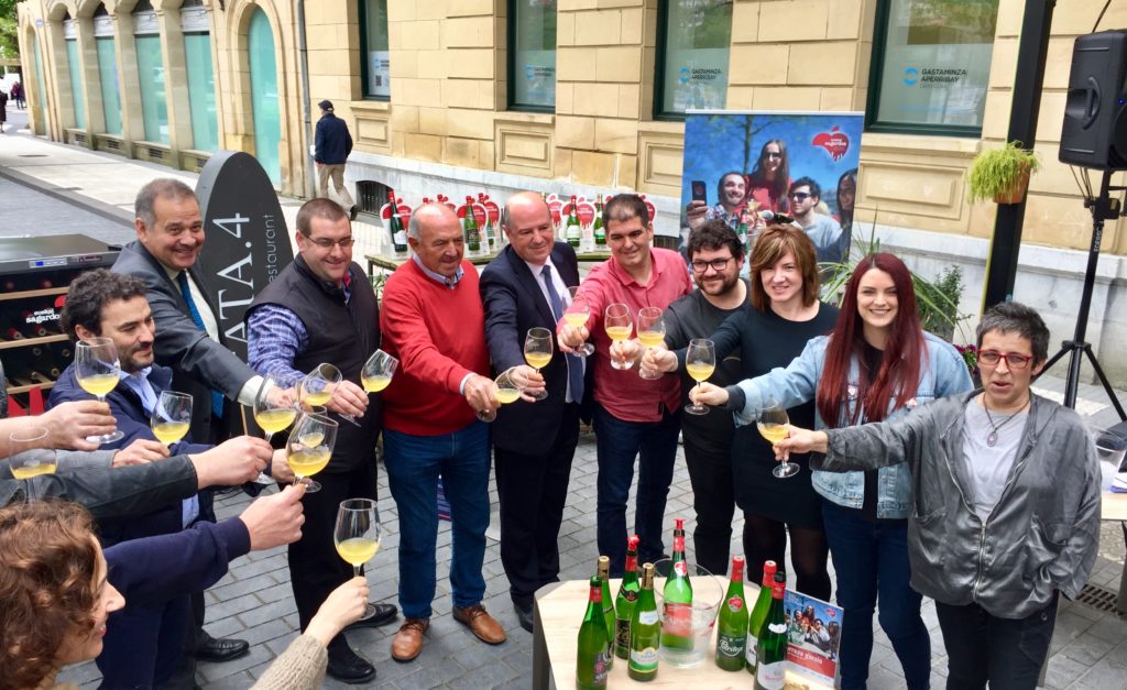 Comienza la promoción «Tiempo de terrazas, tiempo de Euskal Sagardoa» para fomentar el consumo de la sidra con D.O.