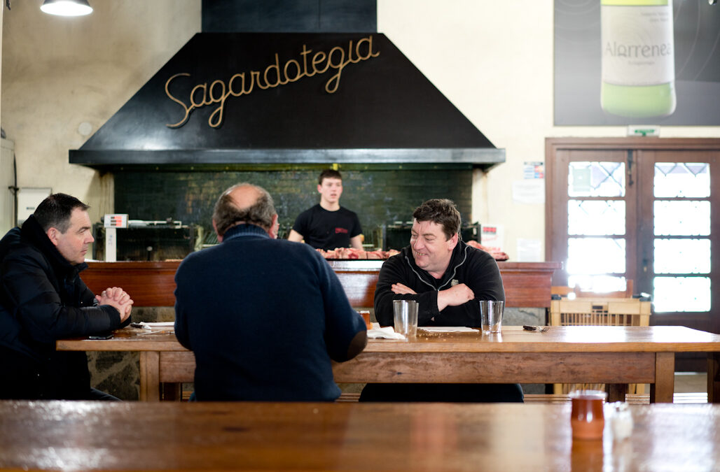alorrenea_sagardotegia-sidra-cider-basque_txotx_reservar-bazkaria