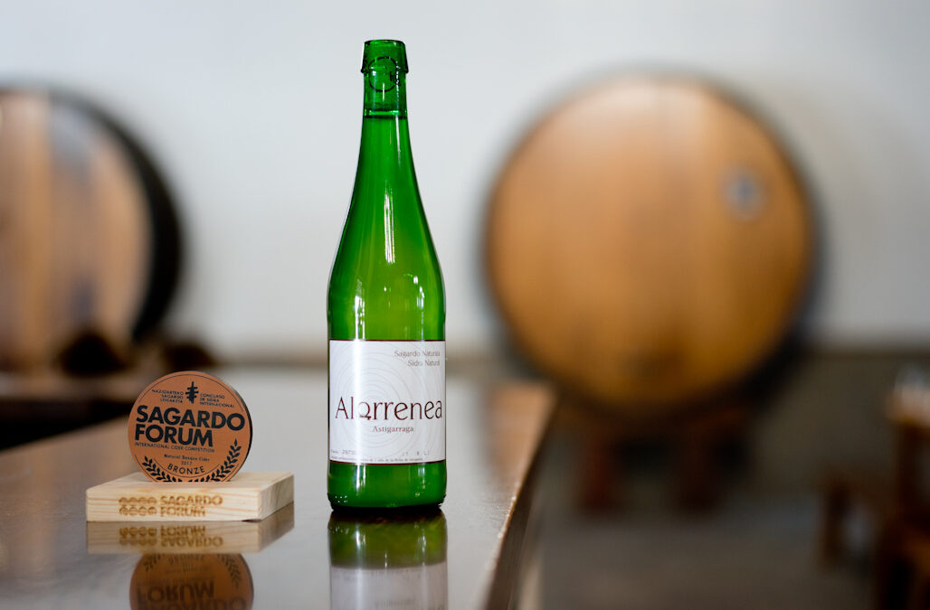 alorrenea_sagardotegia-sidra-cider-basque_txotx_reservar-botila