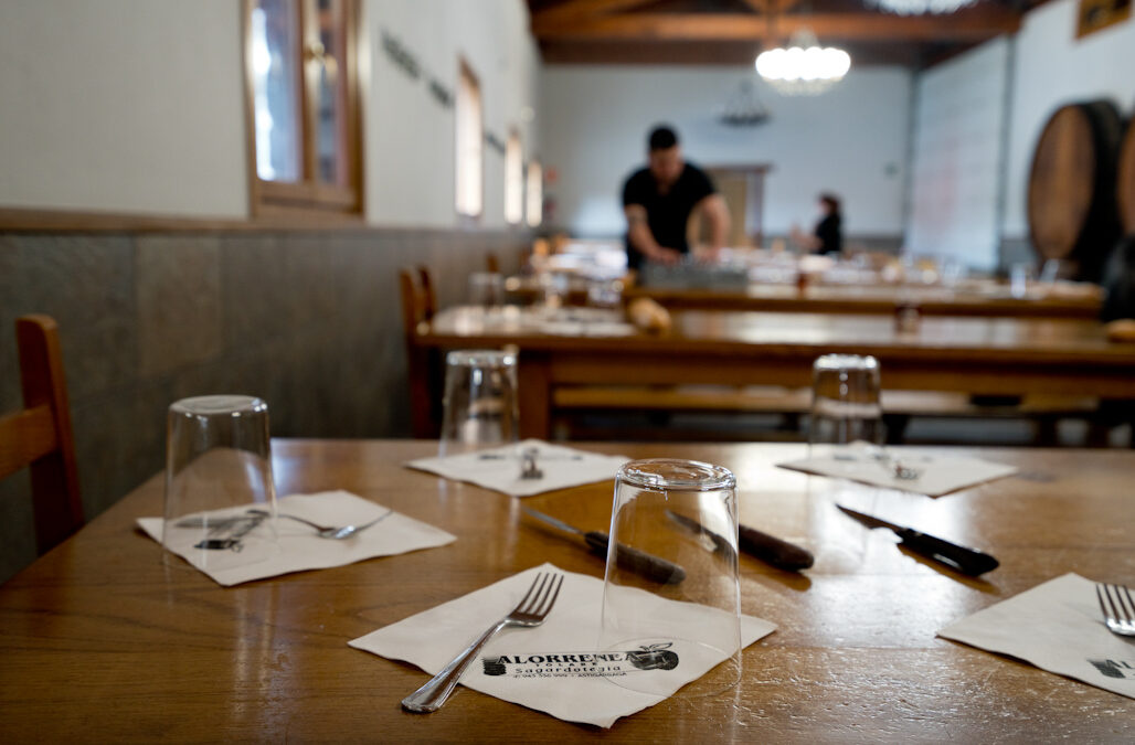 alorrenea_sagardotegia-sidra-cider-basque_txotx_reservar-mahaia
